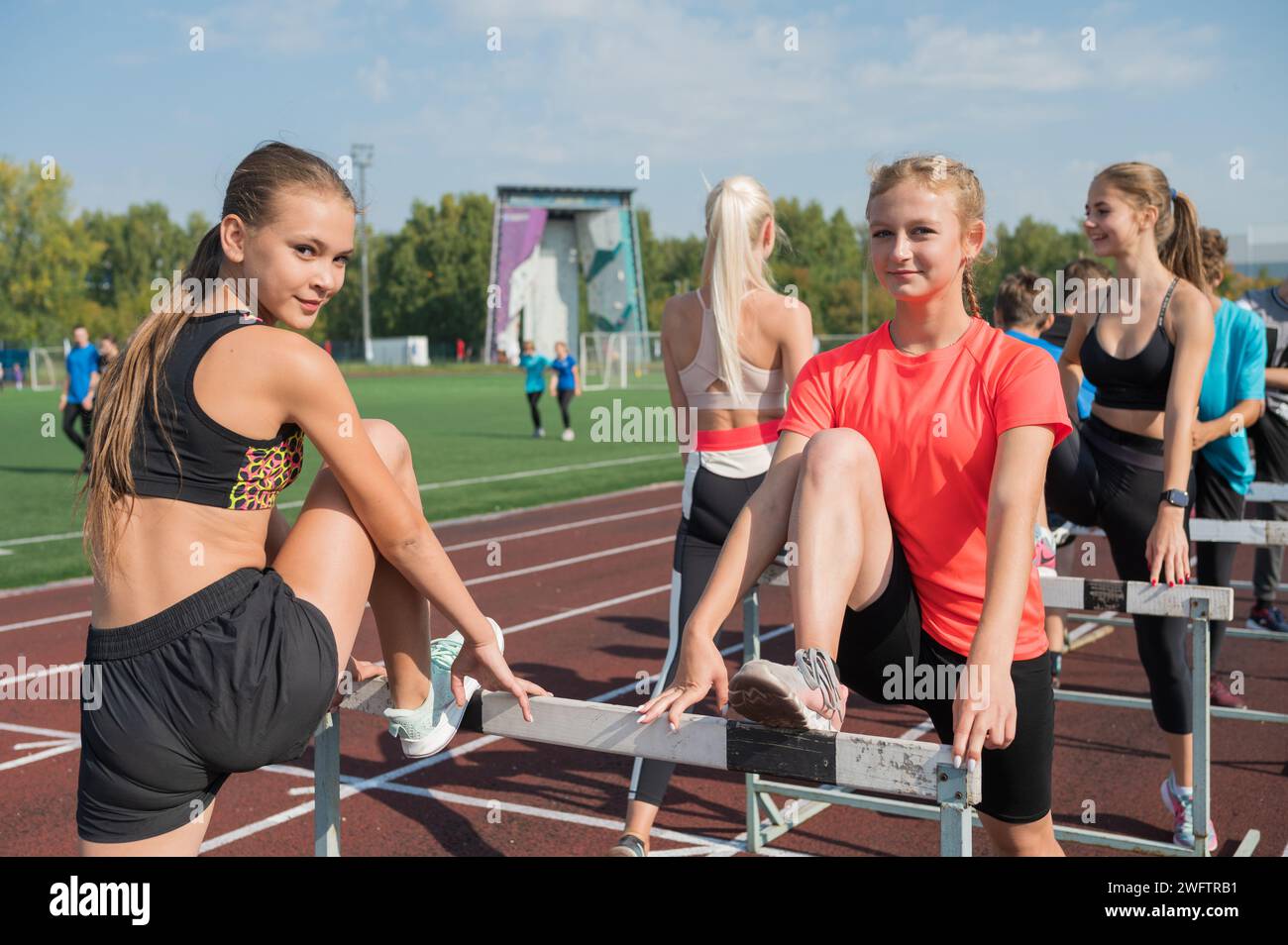 Zwei Athletin junge Frau im Stadion im Freien laufen Stockfoto