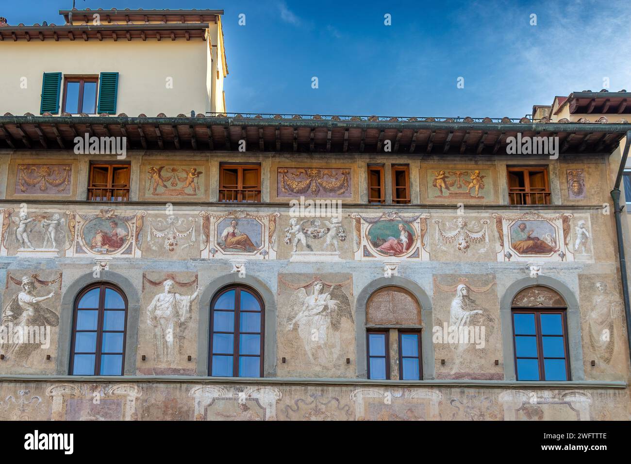 Nahaufnahme der kunstvollen Freskenfassade des Palazzo dell'Antella, eines mittelalterlichen Palastes an der Piazza Santa Croce, Florenz, Italien Stockfoto