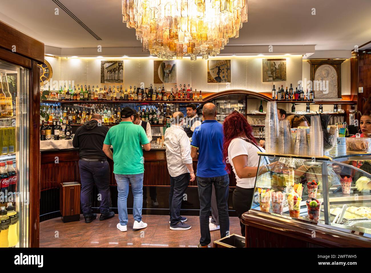 Menschen in Caffetteria, Gelateria artigianale, einer Espresso-Bar und einem Eisladen in Florenz, Italien Stockfoto