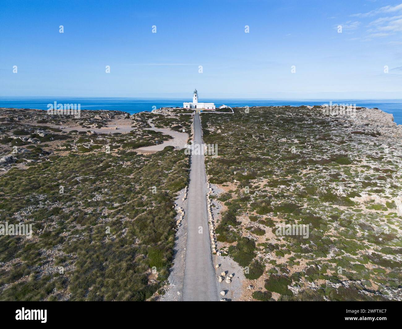 Aus der Vogelperspektive auf die Straße zum Leuchtturm von Cavalleria Stockfoto