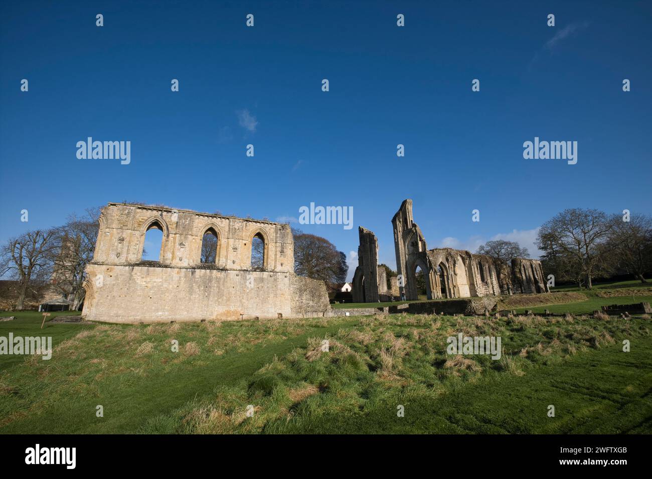 Außenseite der Überreste der Glastonbury Abbey im Winter Stockfoto