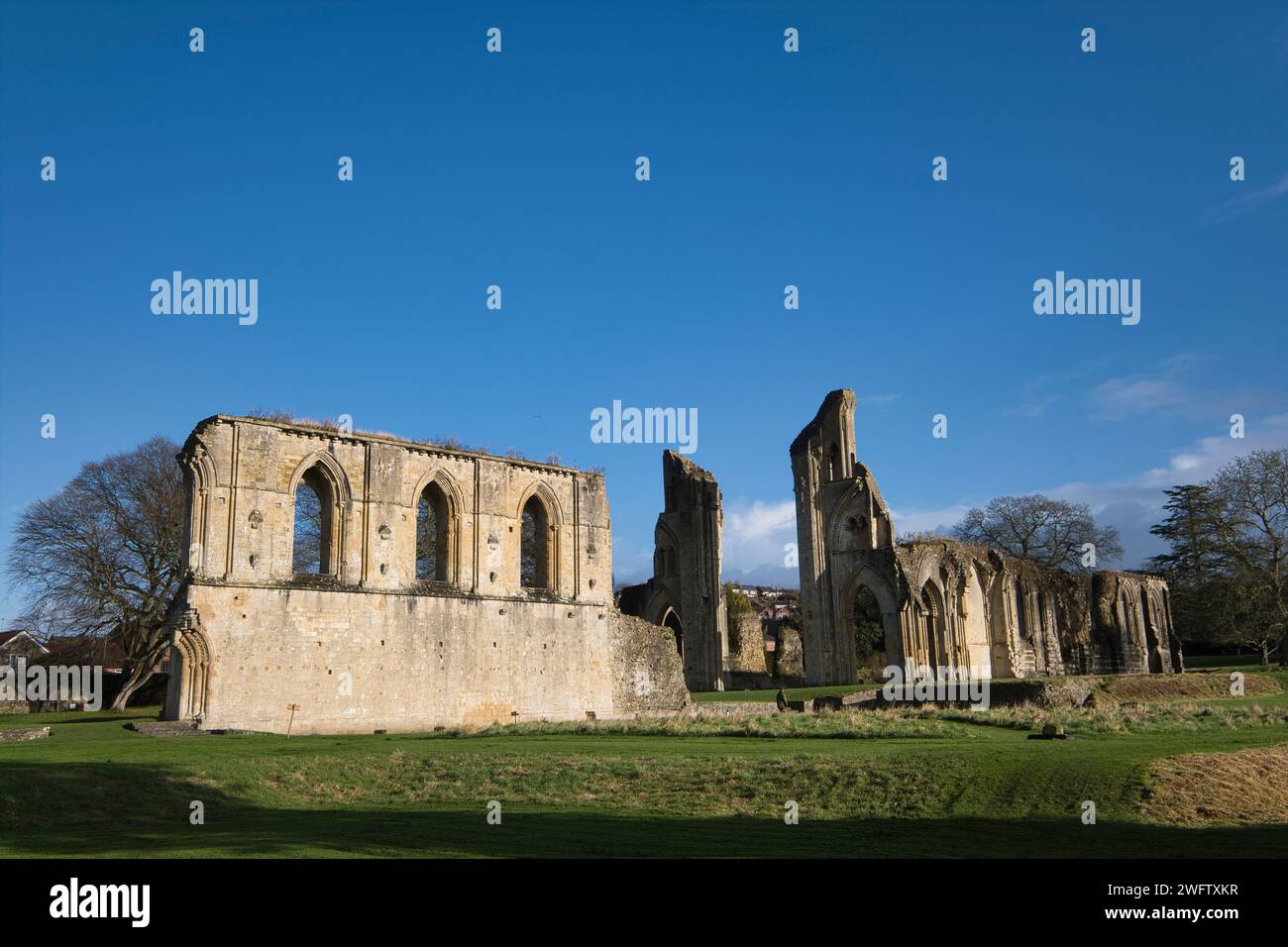 Außenseite der Überreste der Glastonbury Abbey im Winter Stockfoto