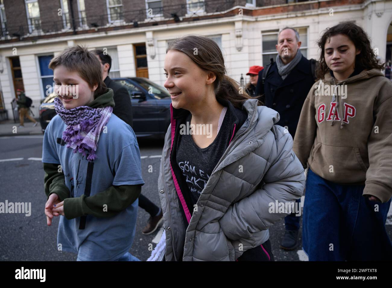 Ist Februar 2024: Die Klimaaktivistin Greta Thunberg verlässt heute den Westminster Magistrates Court in London. Sie wurde am 17. Oktober letzten Jahres verhaftet, als sie sich weigerte, eine Öl- und Gaskonferenz zu verlassen. Sie wurde angeklagt, „eine Bedingung, die nach Abschnitt 14 des Gesetzes über die öffentliche Ordnung auferlegt wurde, nicht erfüllt zu haben“. Stockfoto