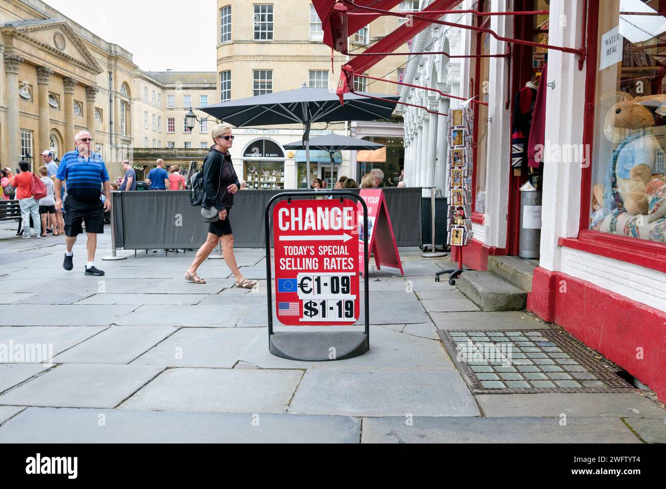 Vor einem Bureaux de Change in einem Touristengeschäft vor Bath Abbey, Bath, England, Großbritannien, befindet sich eine Devisenanzeige. Stockfoto