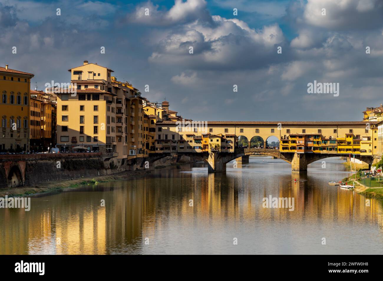 Die Ponte Vecchio, eine mittelalterliche Steinbogenbrücke, die den Fluss Arno in Florenz, Italien, überspannt Stockfoto