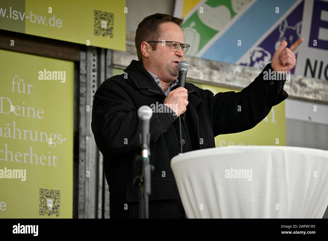 Kundgebung mit Jürgen Maurer, Vorsitzender des Bauernverbandes Schwaebisch Hall-Hohenlohe-Rems LBV, Mikrofon, Geste, Bauernprotest Stockfoto