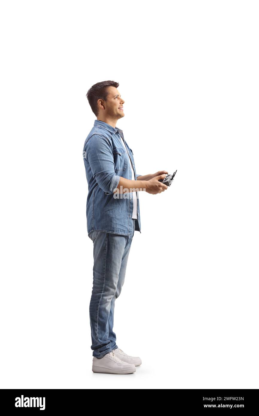 Ein Mann hält eine Drohnencotroller-Vorrichtung isoliert auf weißem Hintergrund Stockfoto