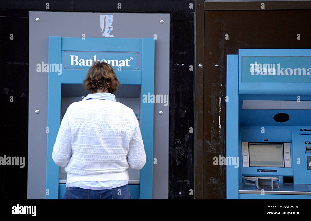 MALMÖ/MALMÖ/SVERIGE/SCHWEDEN  Leute, die Geld bei Bankautomaten bei den schwedischen Banken einlösen Handelsbanken swedbank heute am montag, den 17. Juni 2013 (Foto: Francis Joseph Dean / Deanpictures) Stockfoto