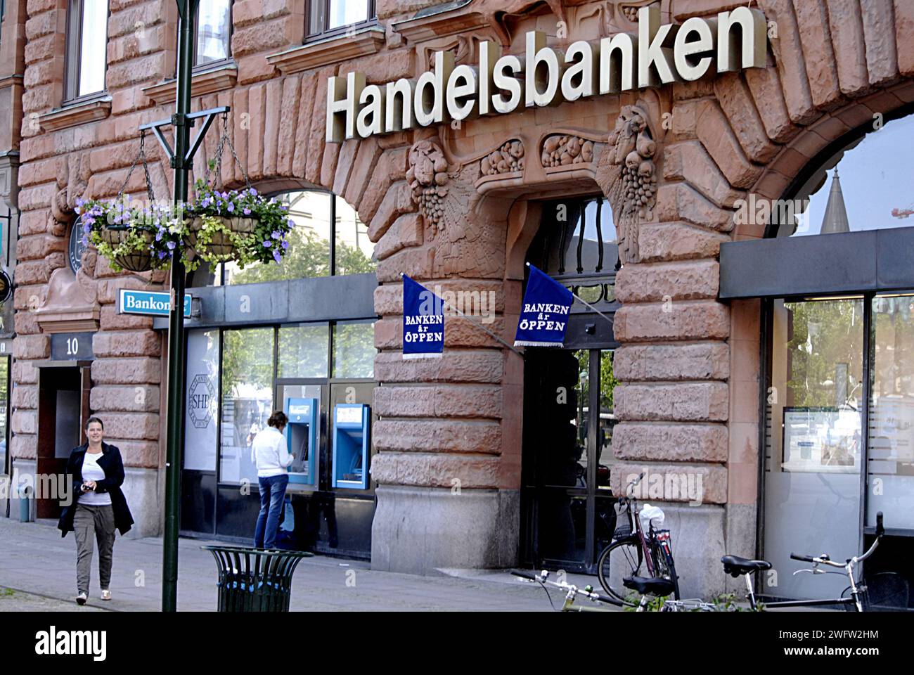 MALMÖ/MALMÖ/SVERIGE/SCHWEDEN  Leute, die Geld bei Bankautomaten bei den schwedischen Banken einlösen Handelsbanken swedbank heute am montag, den 17. Juni 2013 (Foto: Francis Joseph Dean / Deanpictures) Stockfoto