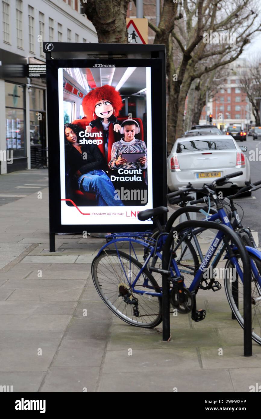 Fahrräder gesichert durch ein Advertising Board Sloane Avenue Chelsea London England Stockfoto