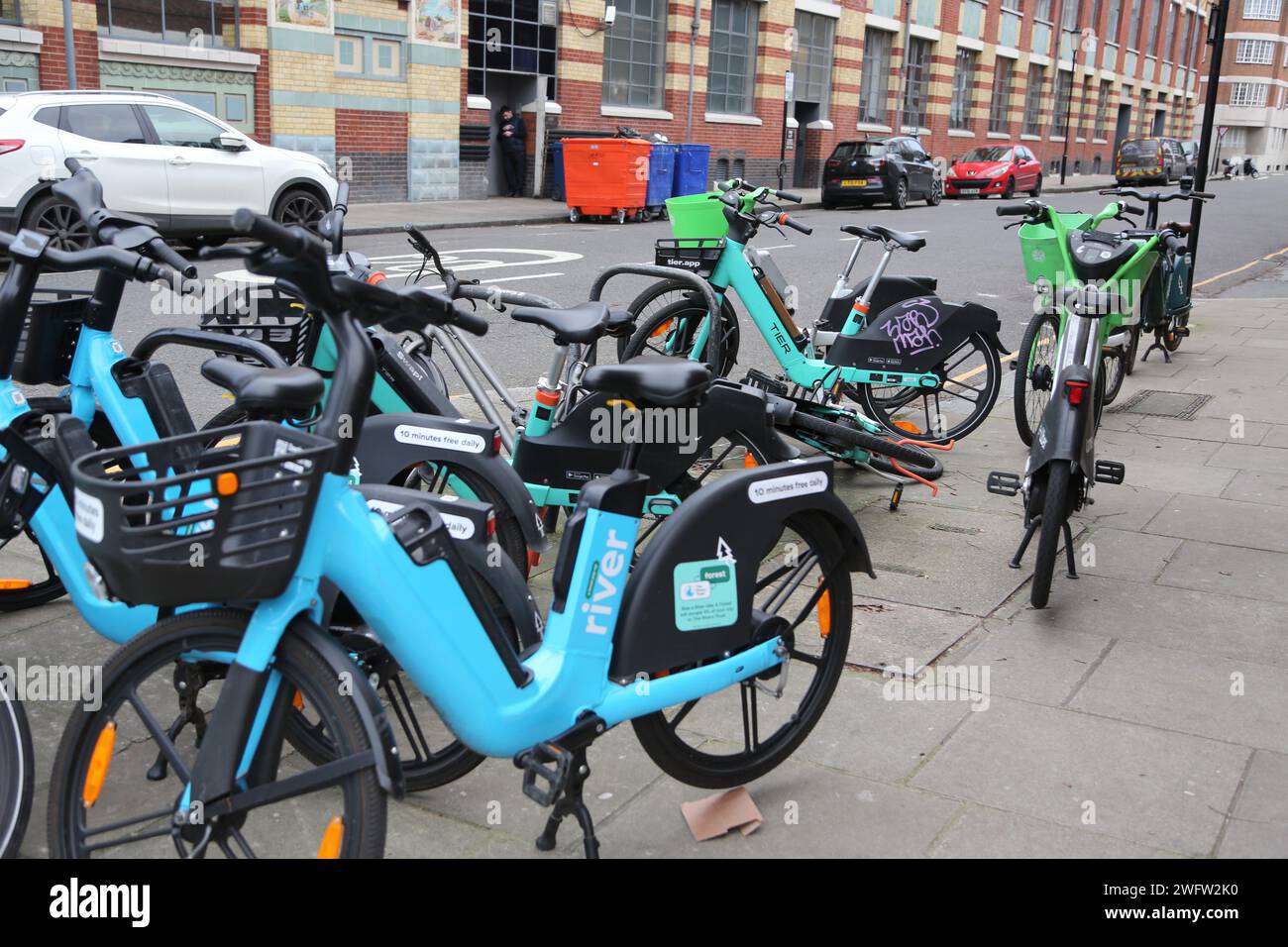 Tier-, Lime- und River-E-Bike-Verleih-System für Fahrräder ohne Dockless auf dem Asphalt Chelsea London England Stockfoto