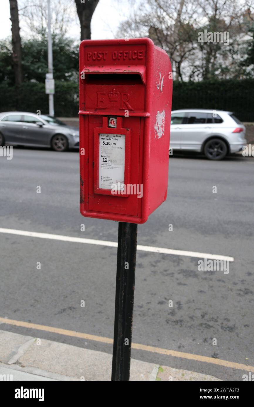 Royal Mail Pole Mounted Post Box mit er (Elizabeth Regina II) Cypher Chelsea London England Stockfoto