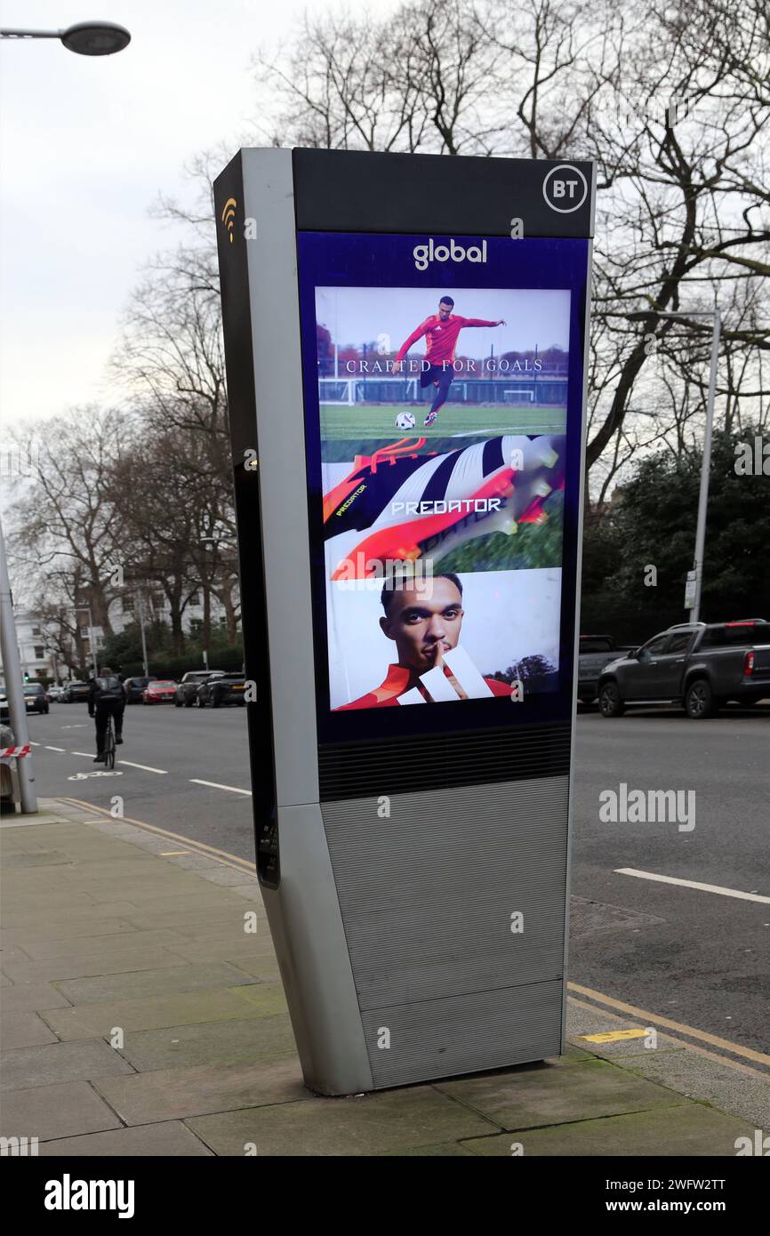 Digitale Werbung auf der Fulham Road Chelsea London England Stockfoto