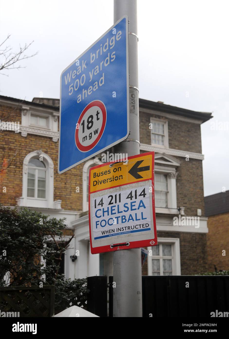 Chelsea Football Match Day Bus Diversion und Bridge Chelsea London England Stockfoto