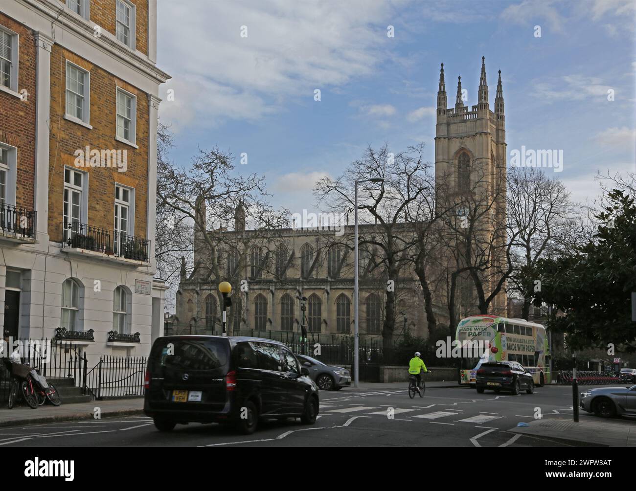Fußgängerüberquerung durch St Luke's Church Sydney Street Chelsea London England, wo Charles Dickens 1836 Catherine Hogarth heiratete Stockfoto
