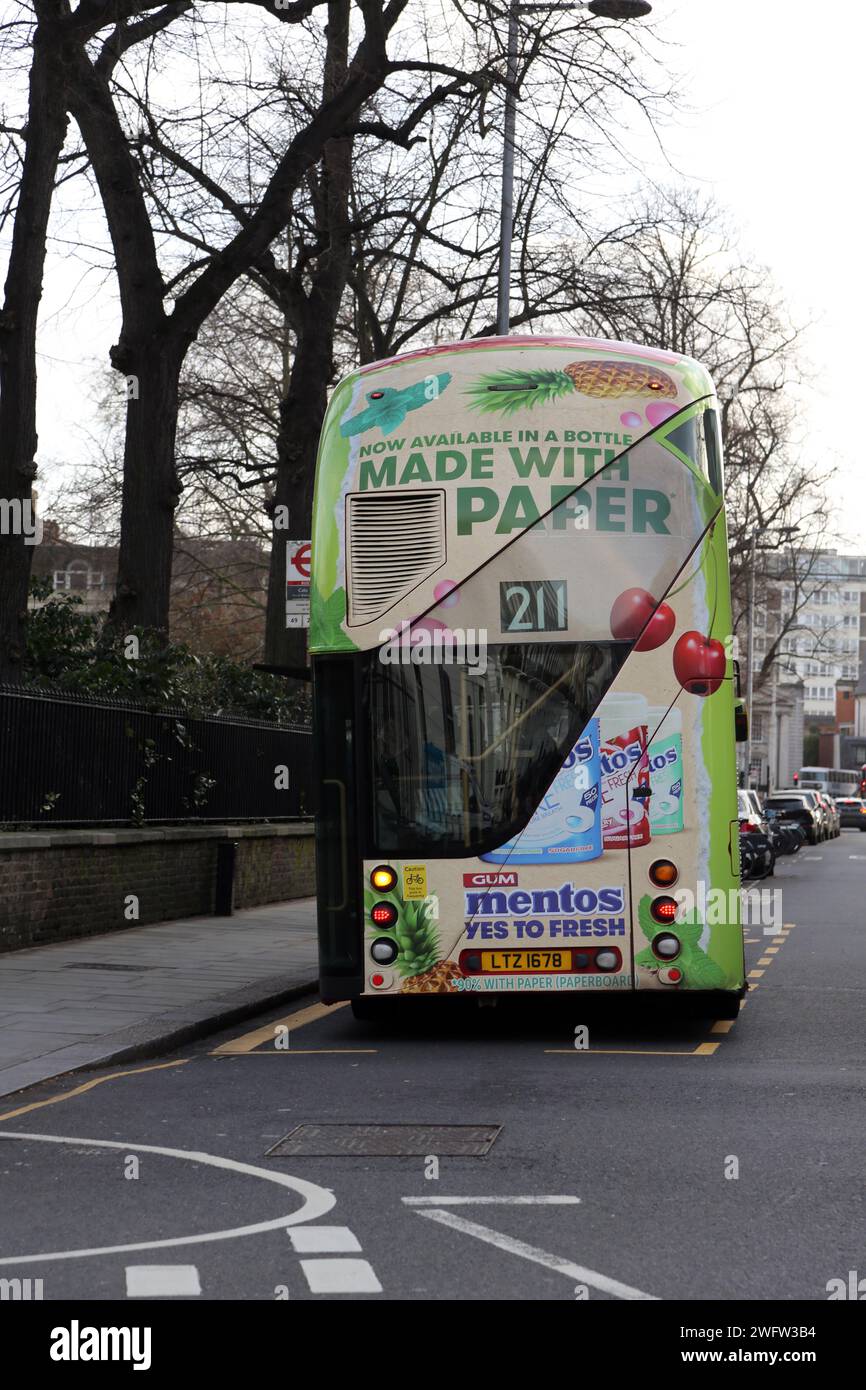 Doppeldeckerbus mit Werbung für Mentos an der Bushaltestelle Sydney Street Chelsea London England Stockfoto