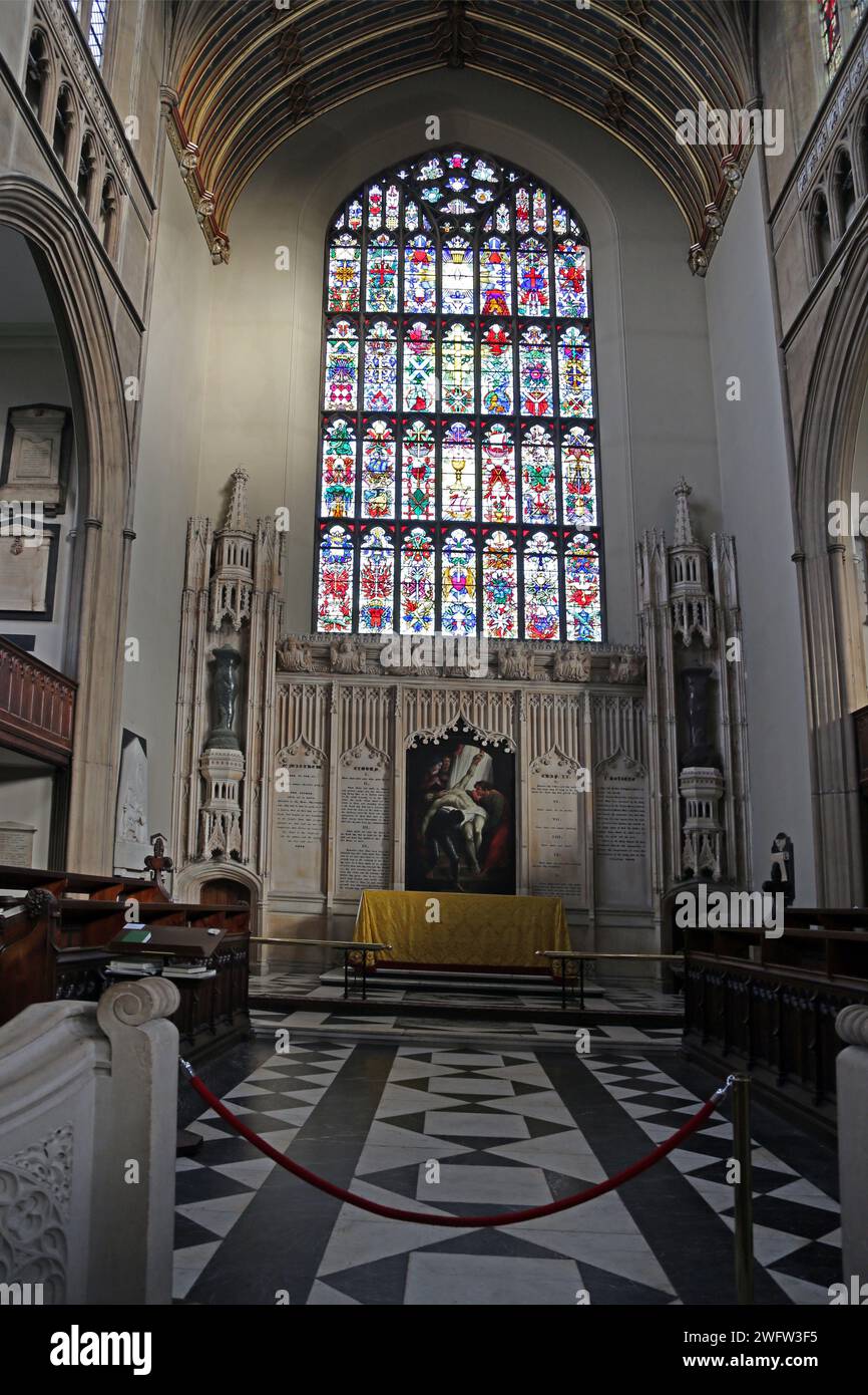 Das East Window der St. Luke’s Church wurde 1959 von Hugh Easton Emblems and Symbols of All the Saints über dem Gemälde der Reredos der Lagerstätte errichtet Stockfoto