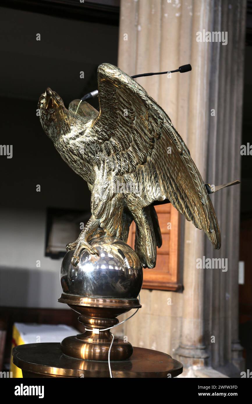 St Luke's Church Gold Eagle Lectern Sydney Street Chelsea London England - Eagle repräsentiert den Heiligen Johannes den Evangelisten Stockfoto