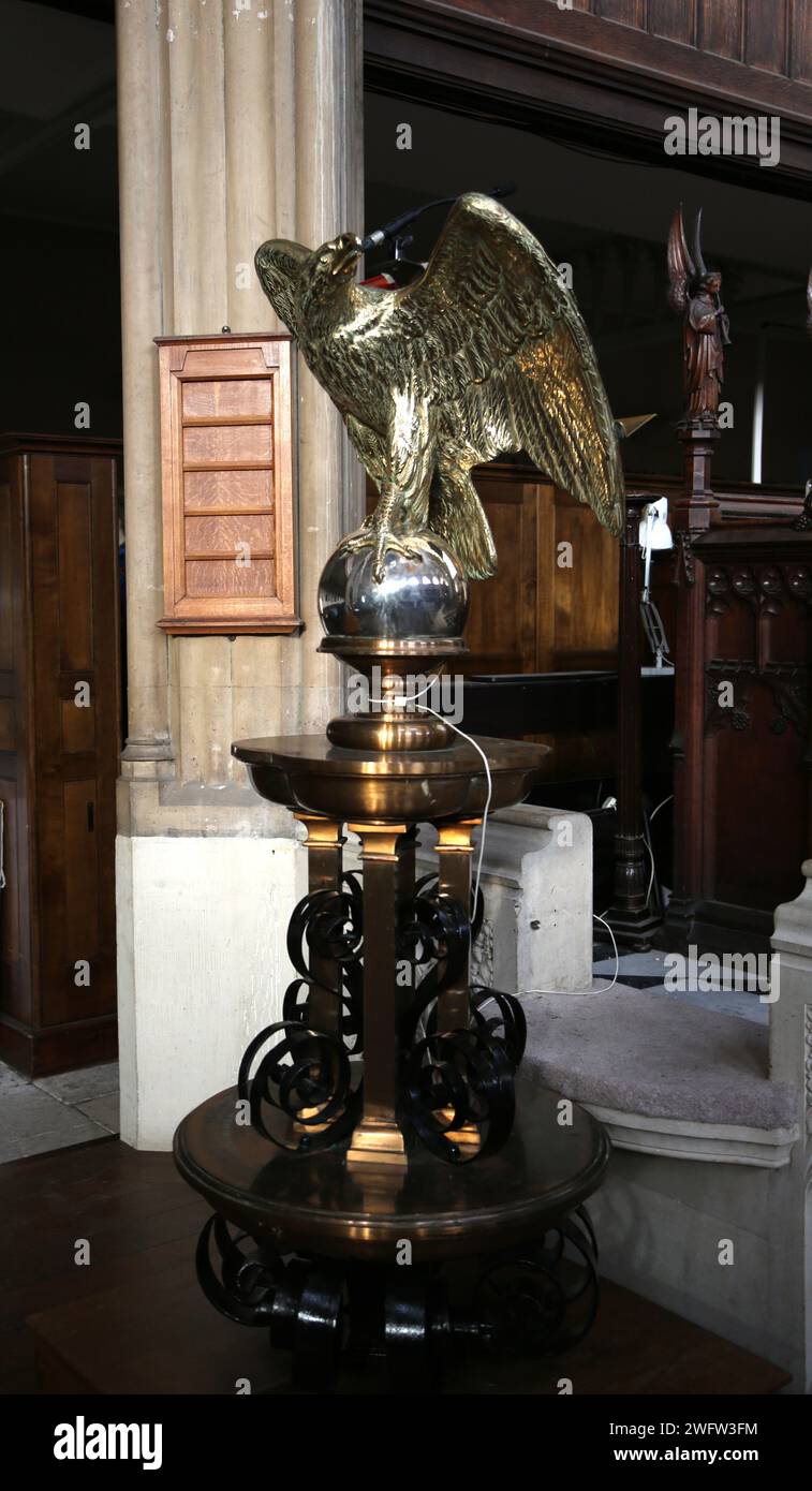 St Luke's Church Gold Eagle Lectern Sydney Street Chelsea London England - Eagle repräsentiert den Heiligen Johannes den Evangelisten Stockfoto