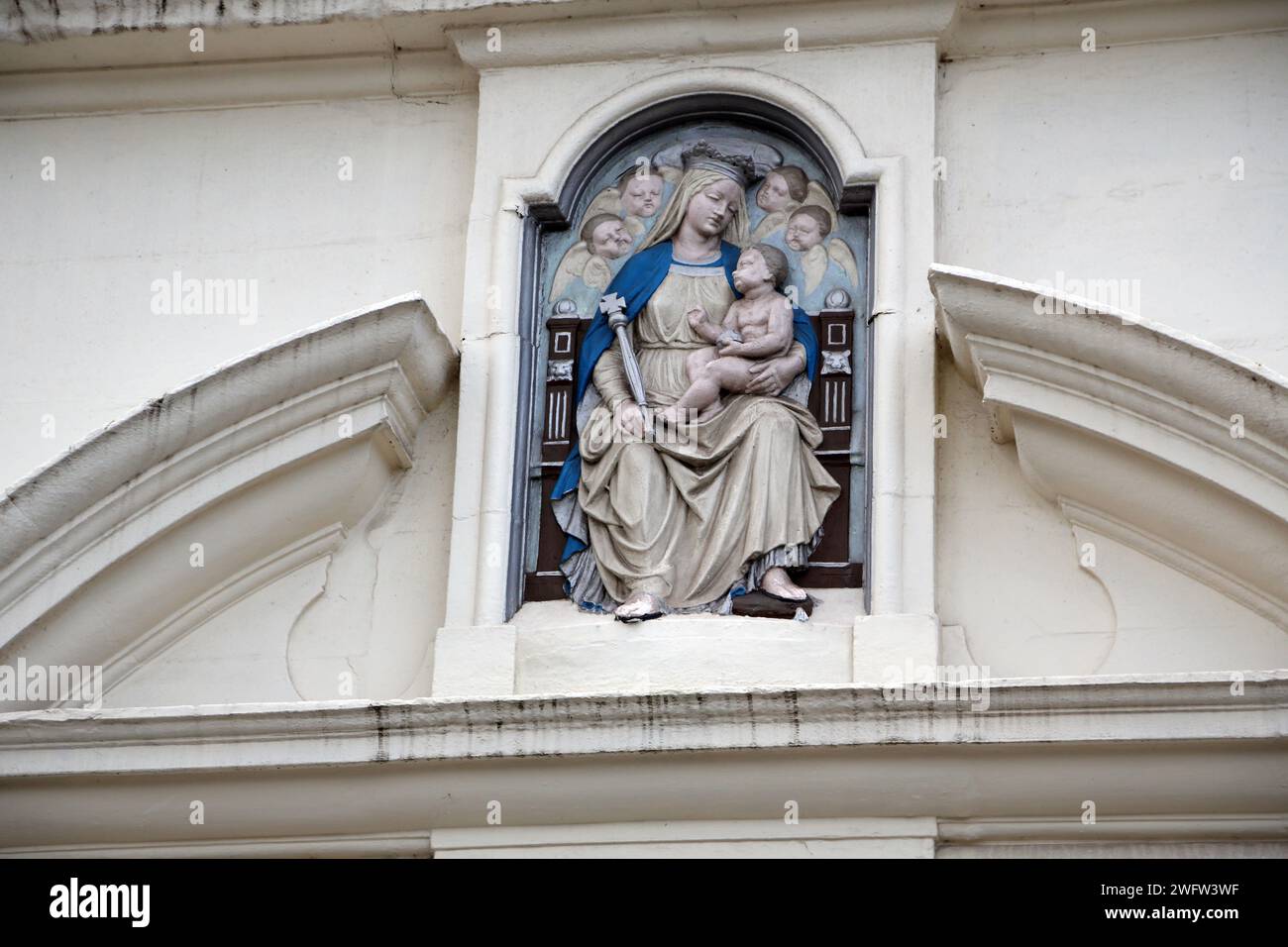 Jungfrau Maria mit Jesuskind-Motiv über dem Eingang der Oratory School Hall Bury Walk Cale Street Chelsea London England Stockfoto