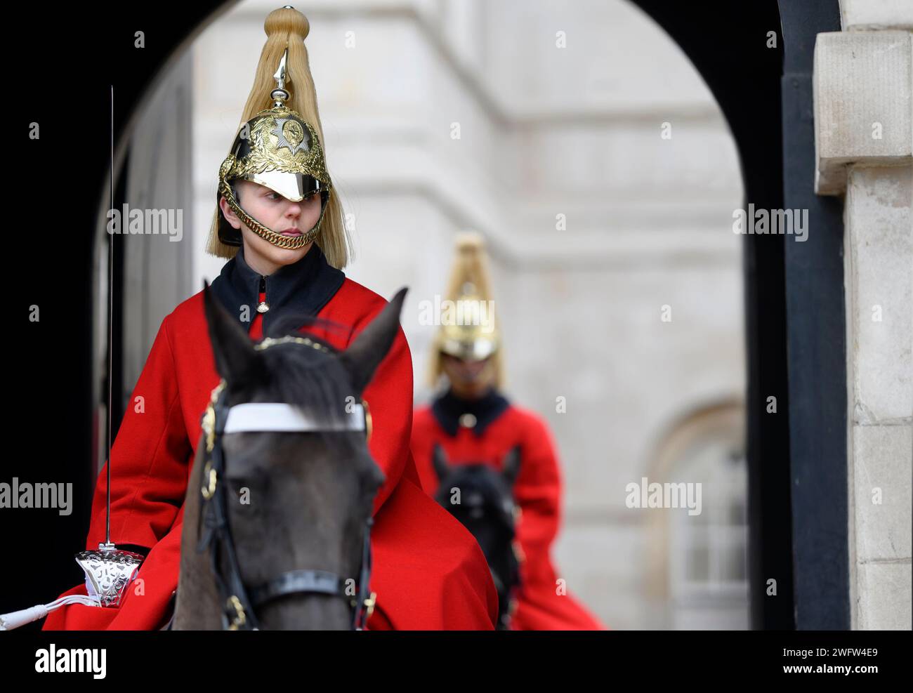 London, Großbritannien. Weibliches Mitglied der Haushaltskavallerie (Rettungsschwimmer), das am Ende ihrer Dienstzeit am Eingang zur Pferdewache abreist Stockfoto