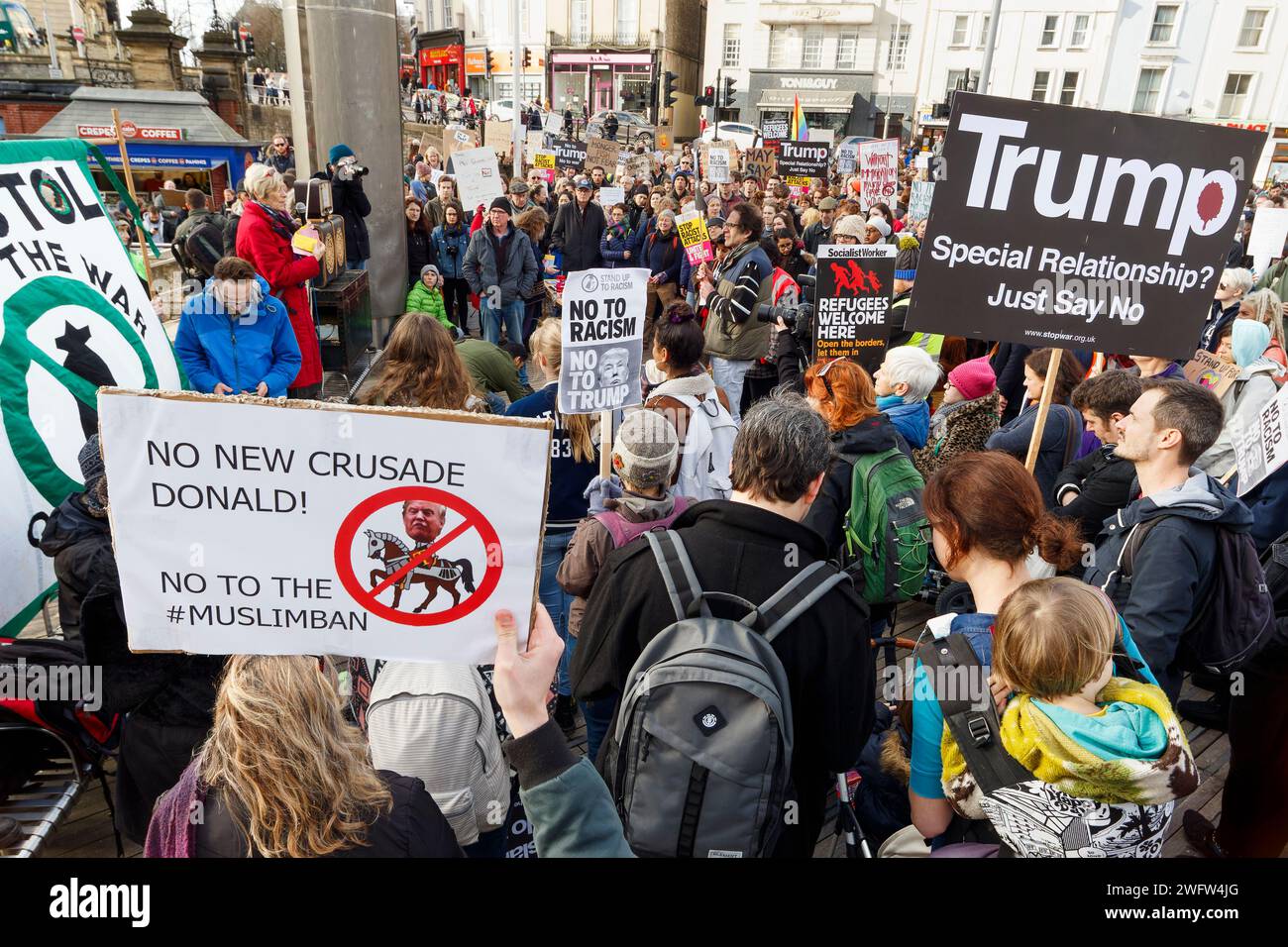 Bristol, UK, 04-02-17 Demonstranten die Anti trump Plakaten abgebildet an einer Demonstration gegen muslimische Präsident des Trump verbieten und Staatsbesuch Stockfoto