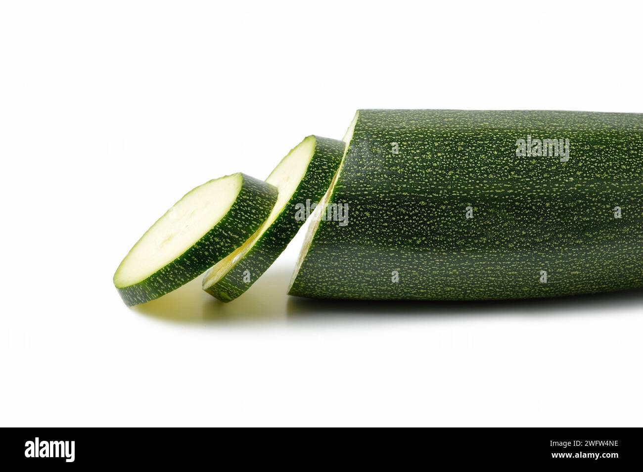 Blick auf eine frisch geschnittene Gurke isoliert auf weiß Stockfoto