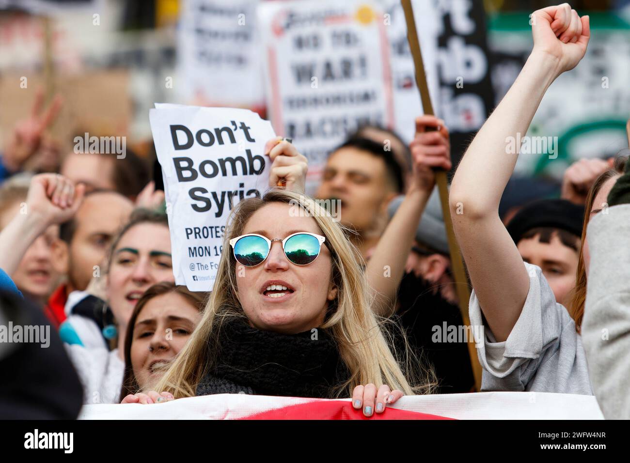 Die Demonstranten, die 'Don't bomb Syrien" Plakaten abgebildet sind, da Sie durch Bristol bei einem Stop Bombardierung Syrien Protestmarsch. 16. April 2018 Stockfoto