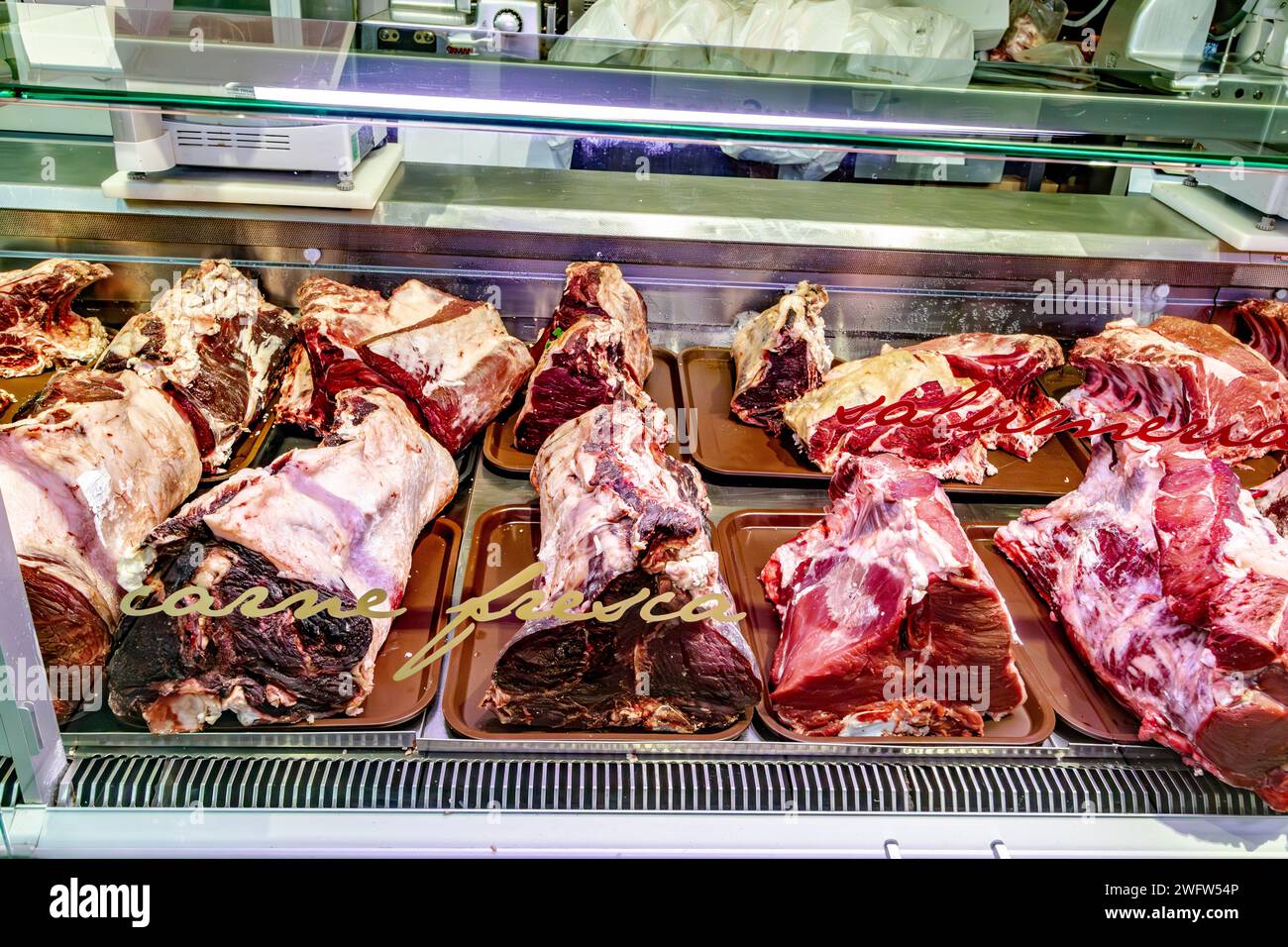 Florentiner Steak wird im Florence Mercato Centrale angeboten, einem beliebten Markt für frische Lebensmittel und Produkte in Florenz Italien Stockfoto
