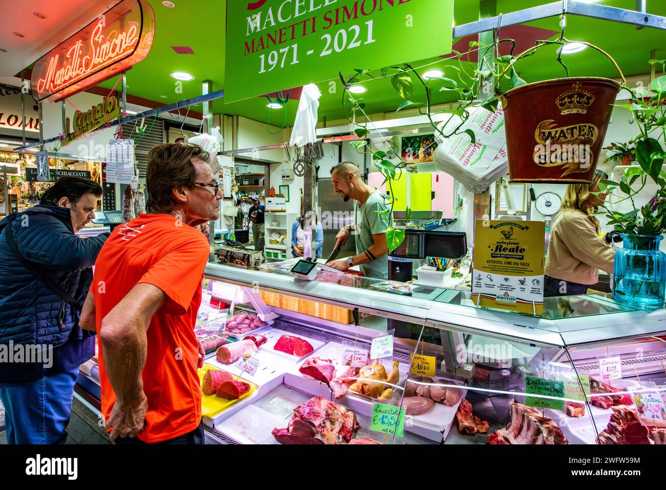 Menschen kaufen Fleisch an einer Fleischtheke im Florence Mercato Centrale, einem belebten, beliebten Markt für frische Lebensmittel und Produkte in Florenz, Italien Stockfoto