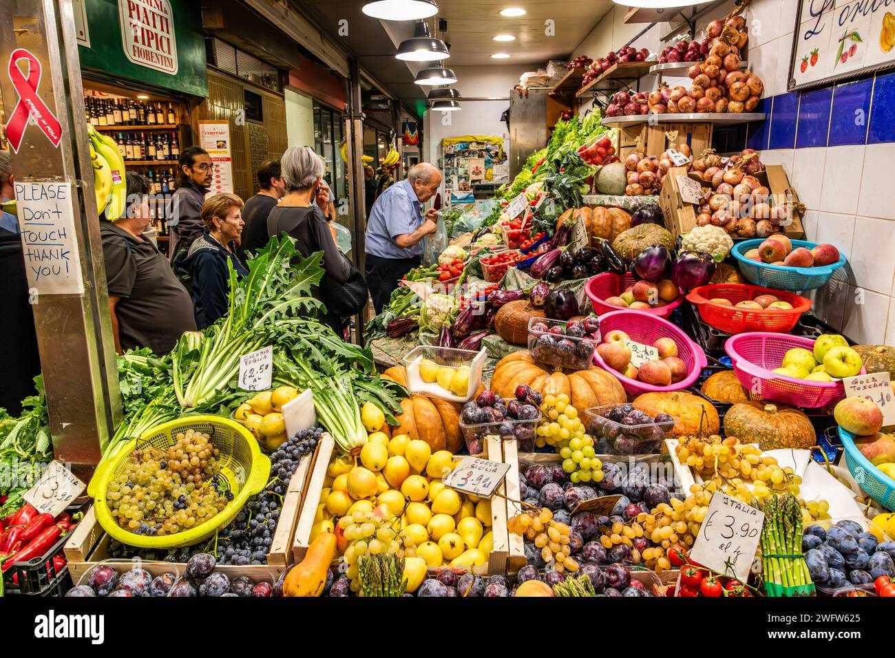 Frisches Obst und Gemüse im Florence Mercato Centrale, einem belebten, beliebten Markt für frische Lebensmittel und Produkte in Florenz, Italien Stockfoto