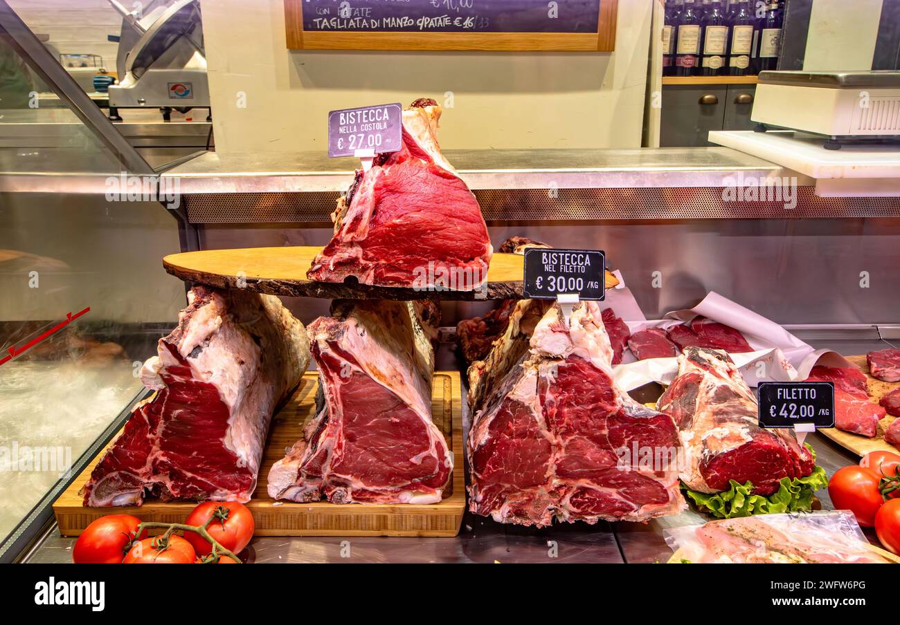 Florentiner Steaks werden in einer Metzgerei in Florenz Mercato Centrale angeboten, einem belebten Markt für frische Speisen und Produkte in Florenz Italien Stockfoto