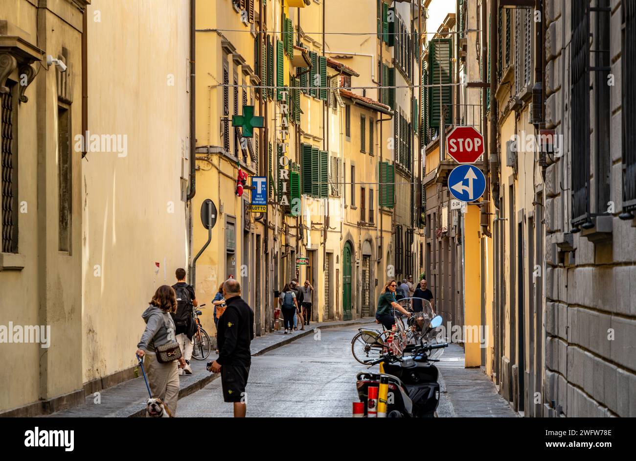 Leute laufen entlang der Borgo Pinti, einer Straße in Florenz, Italien Stockfoto