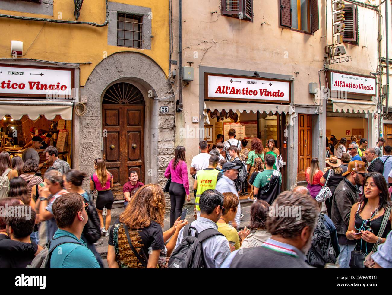 Vor dem All’Antico Vinaio, einem bekannten italienischen Panini- und Sandwich-Shop an der Via dei Neri, Florenz, Italien, stehen viele Menschen in der Warteschlange Stockfoto