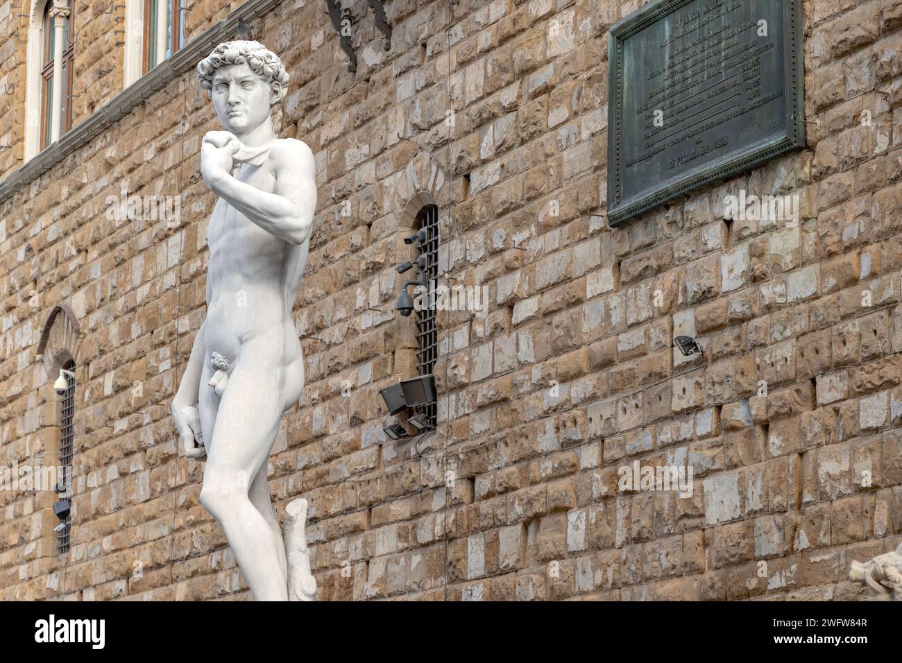 Eine Nachbildung der David-Statue von Michelangelo am Eingang zum Pallazo Vecchio auf der Piazza della Signoria, Florenz, Italien Stockfoto