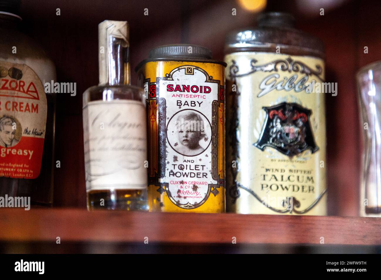 Babypuder in einer altmodischen viktorianischen Apotheke (Emile Doos Chemist Shop, Black Country Living Museum, Dudley, Großbritannien) Stockfoto