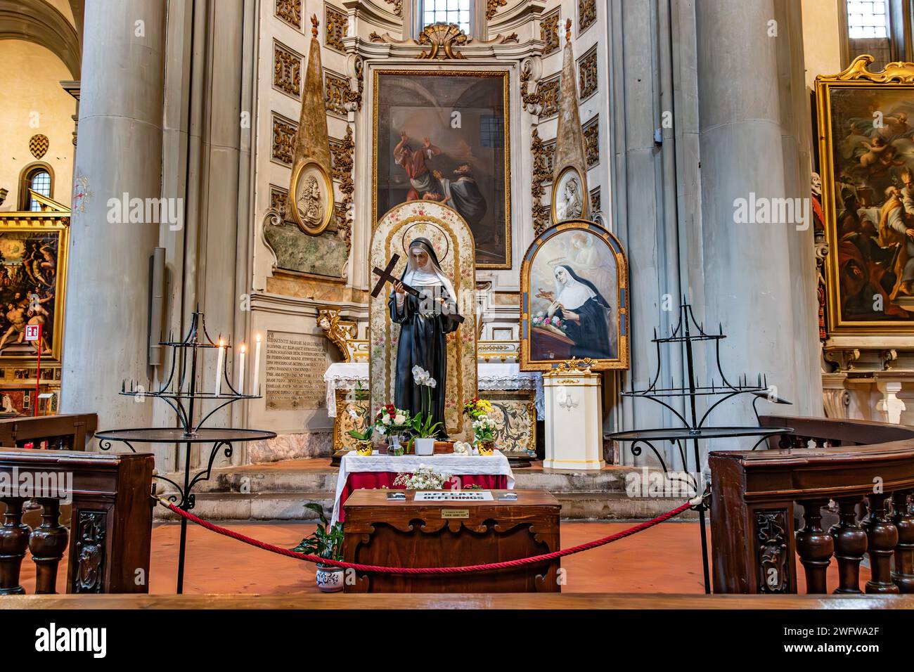 Eine Statue einer Nonne mit einem Kreuz in der Basilika Santo Spirito im Stadtteil Oltrano in Florenz, Italien Stockfoto