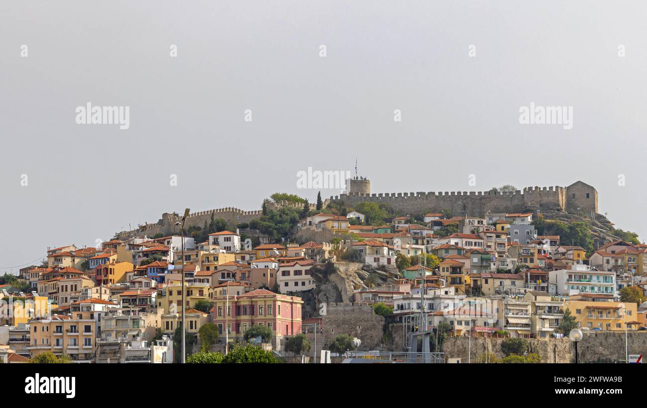 Kavala, Griechenland - 22. Oktober 2023: Alte Ruinen Festungsmauern Historisches Wahrzeichen auf der Spitze des Hügels Herbstsonntag. Stockfoto