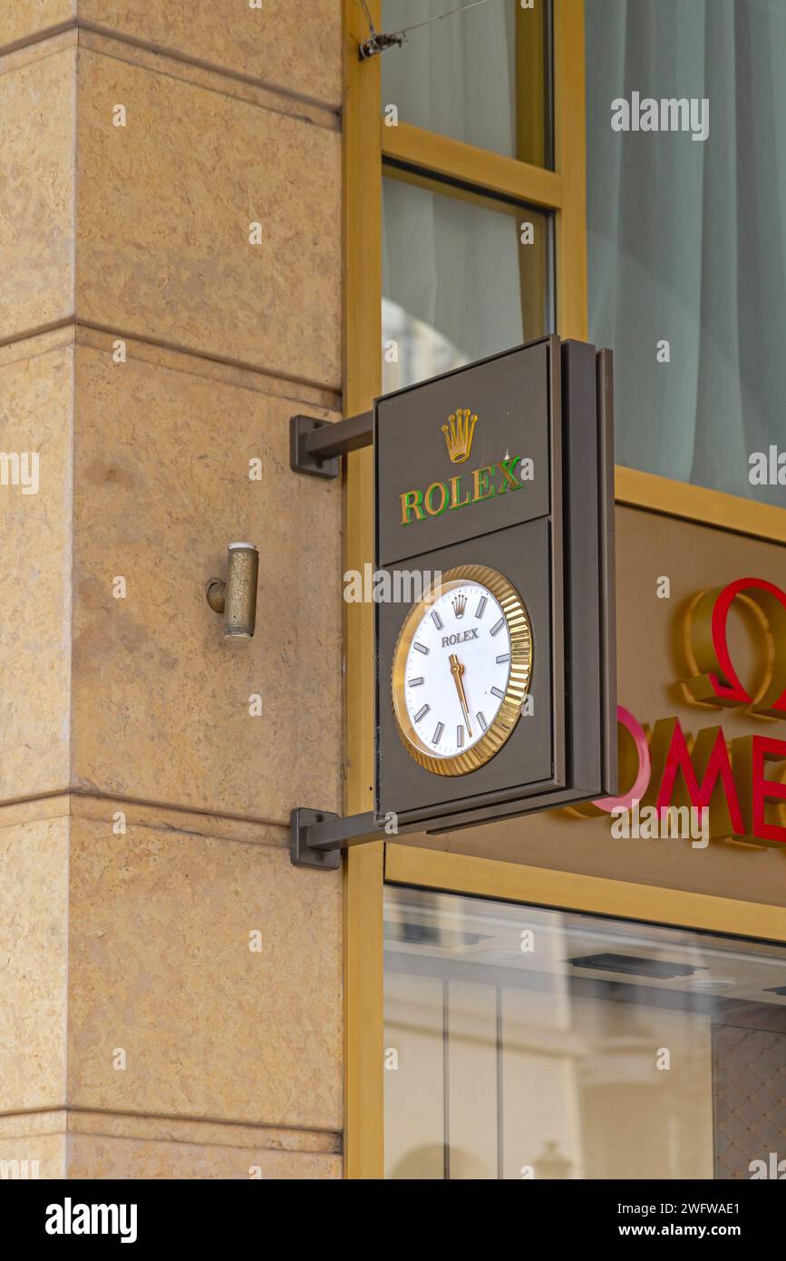 Thessaloniki, Griechenland - 22. Oktober 2023: Rolex Public Clock im Luxusschmuck Uhren Store Gofas am Aristotelous Square. Stockfoto
