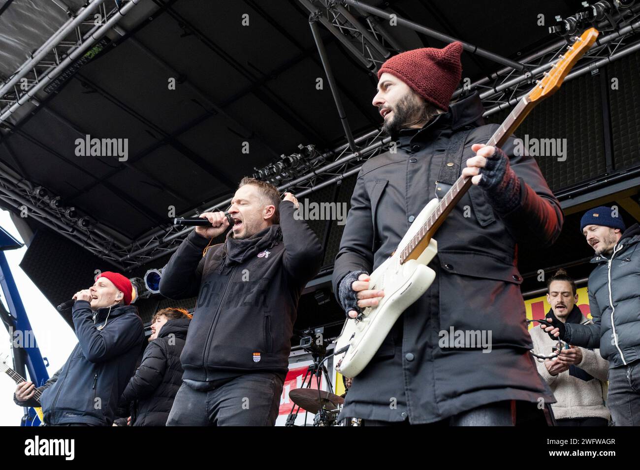 Köln, Deutschland, Oliver Niesen von Cat Ballou und die Höhner, die bei einer Anti-nazi-Anti-AfD (Alternative für Deutschland) protestieren. Stockfoto