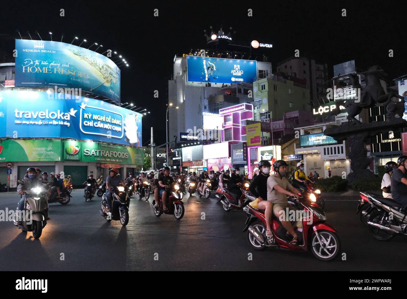 In der Innenstadt von Ho Chi Minh City gibt es Motorroller in einem beliebten Nachtleben Stockfoto