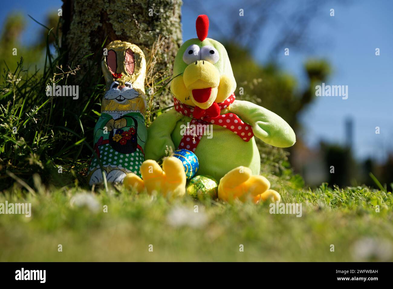 Ostern, hübsche Schokoladeneier, im Garten Stockfoto