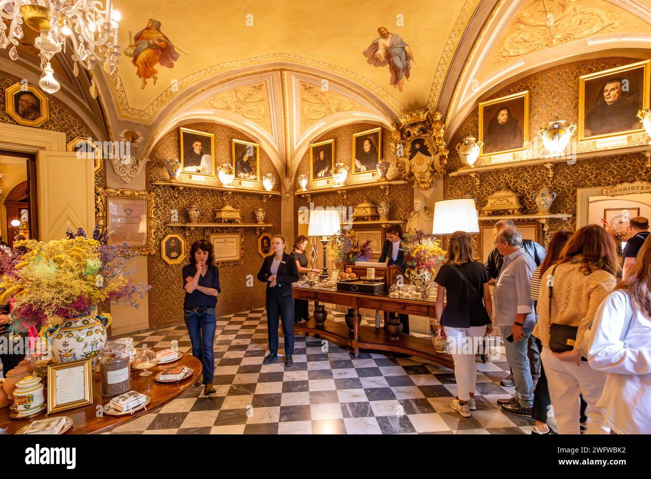 Leute probieren Parfums in der Officina Profumo-Farmaceutica di Santa Maria Novella in Florenz, Italien Stockfoto