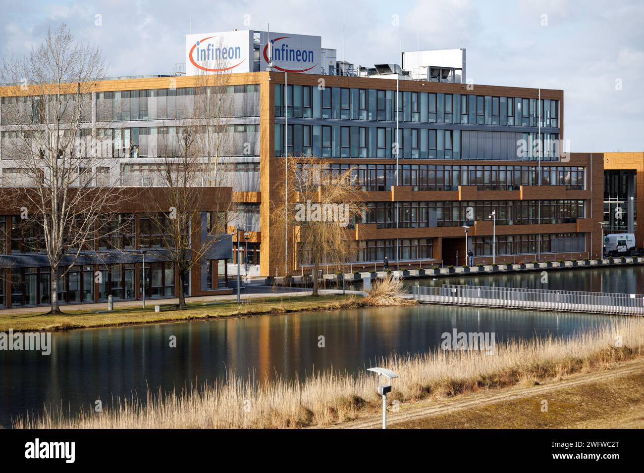 Neubiberg, Deutschland. Januar 2024. Das Infineon-Logo auf dem Dach eines Gebäudes am Campeon, Hauptsitz der Infineon Technologies AG, deutscher Halbleiterhersteller. Quelle: Matthias Balk/dpa/Alamy Live News Stockfoto