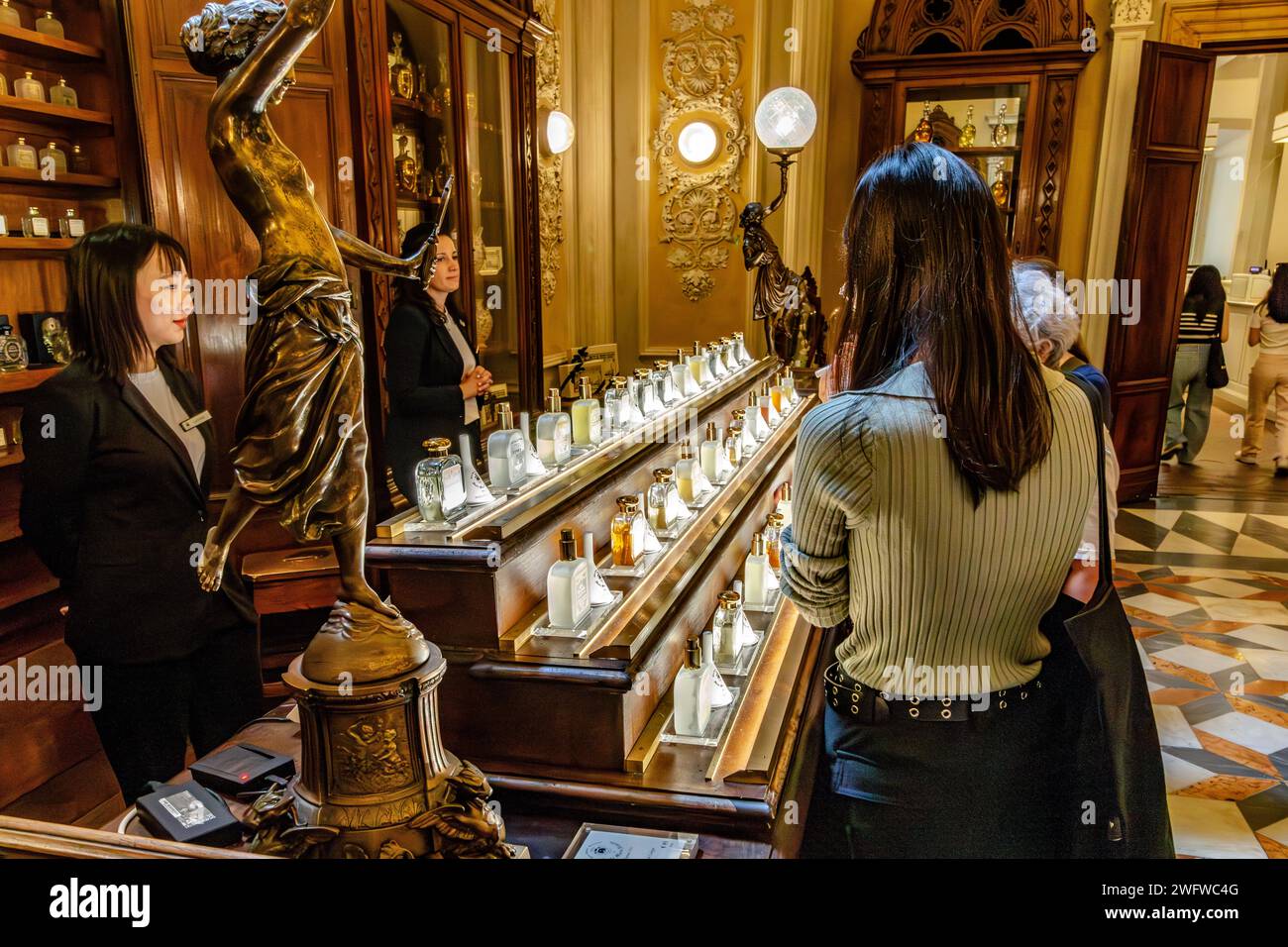 Leute probieren Parfums in der Officina Profumo-Farmaceutica di Santa Maria Novella in Florenz, Italien Stockfoto