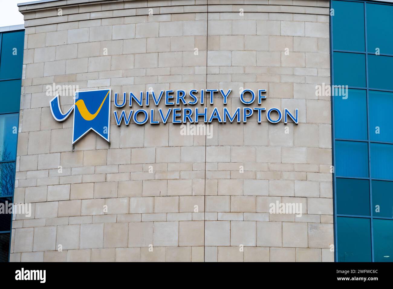 Wolverhampton, Großbritannien - Januar 31 2024: Externes Schild und Logo der Universität Wolverhampton an der Außenseite eines Gebäudes Stockfoto