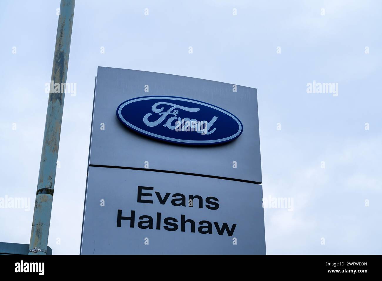 Wolverhampton, England – Januar 31 2024: Beschilderung des Autohändlers Evans Halshaw, Ford-Händler Stockfoto