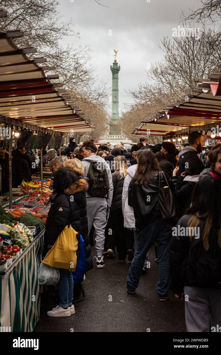 Paris, Frankreich. Februar 2024. Die Studenten marschieren während der Demonstration auf dem Straßenmarkt der Bastille entlang. Dutzende Schüler blockierten den Eingang zum Lycée Voltaire und begannen eine spontane Demonstration durch die Straßen von Paris, um gegen Premierminister Gabriel Attal, den ehemaligen Bildungsminister, zu protestieren. (Foto: Telmo Pinto/SOPA Images/SIPA USA) Credit: SIPA USA/Alamy Live News Stockfoto