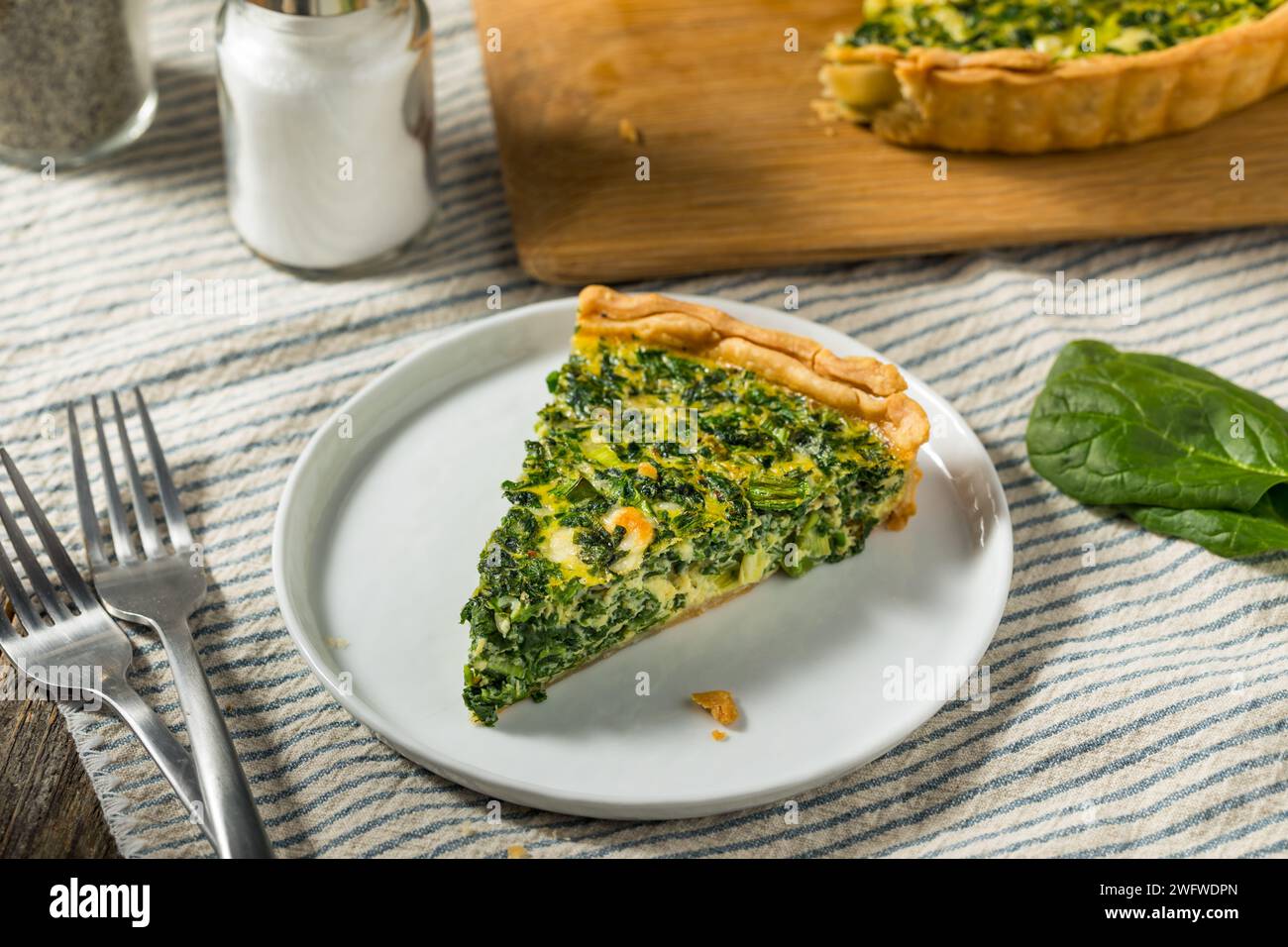 Hausgemachte französische Spinat Quiche Tarte mit Eiern und Feta Stockfoto