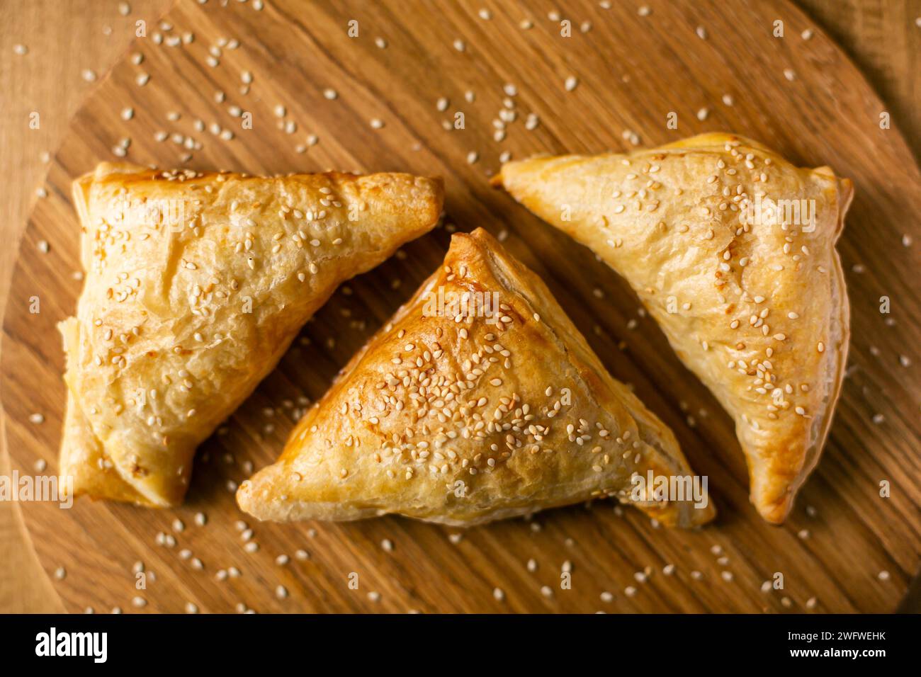 Blätterteigdreiecke hausgemachte asiatische Gebäck-Samosa auf hölzernem Hintergrund. Draufsicht Stockfoto